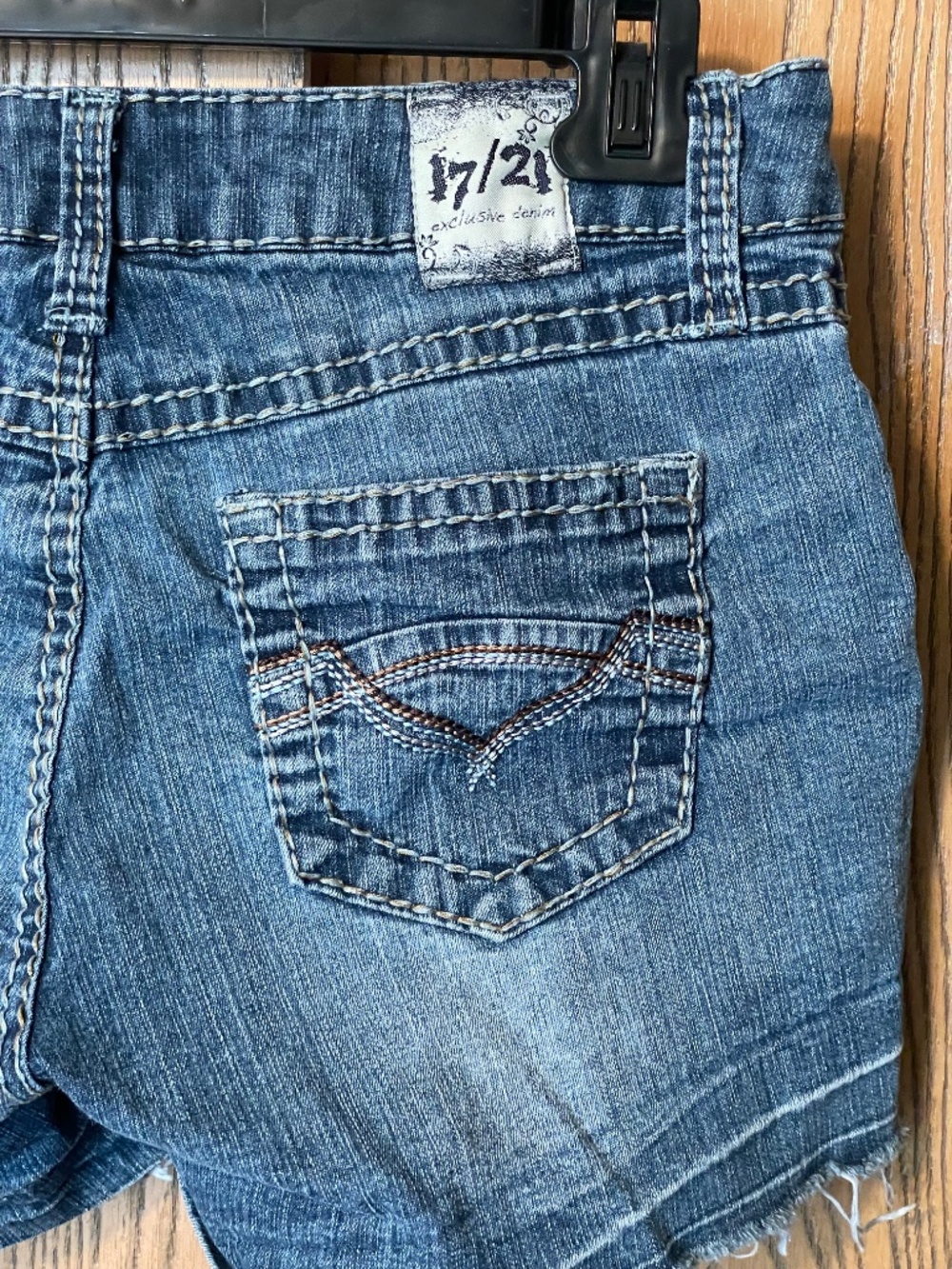 17/21 EXCLUSIVE DENIM BLUE JEAN SHORTS EMBROIDERED POCKETS RAW HEM - Picture 6 of 6